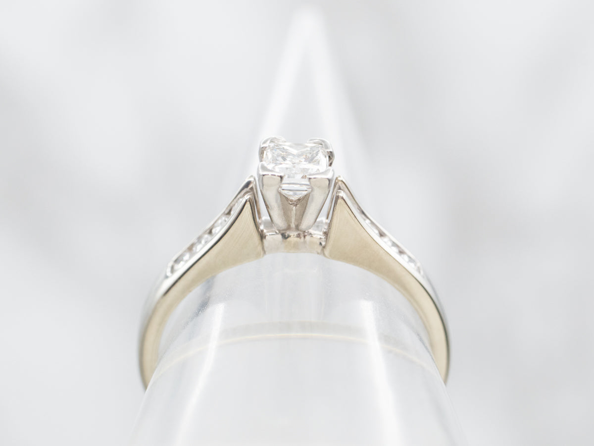 Anillo de compromiso de diamantes y metales mixtos con hombros de diamantes