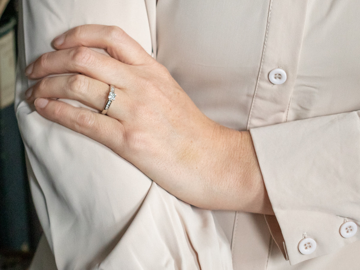 Anillo de compromiso de diamantes y metales mixtos con hombros de diamantes