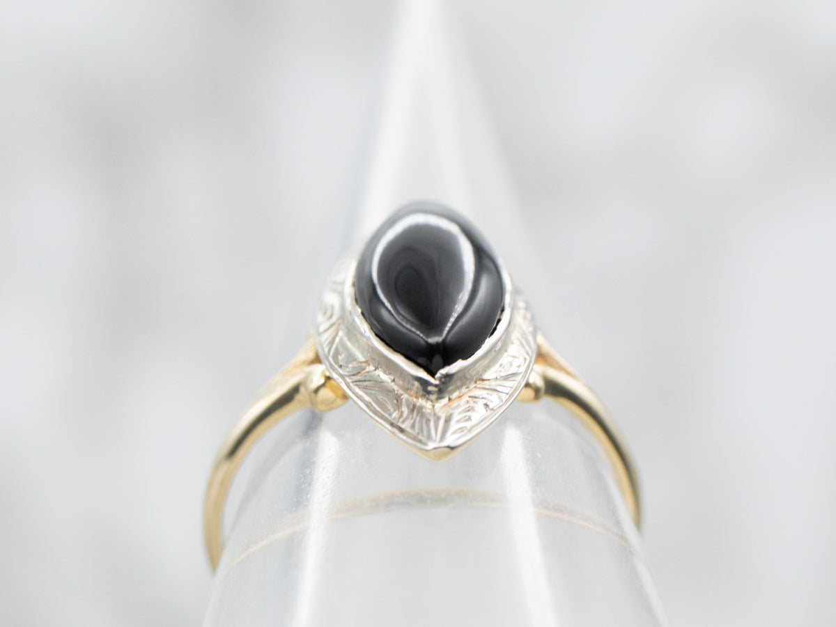 Anillo de ónix negro marquesa en oro de dos tonos con desplazamiento