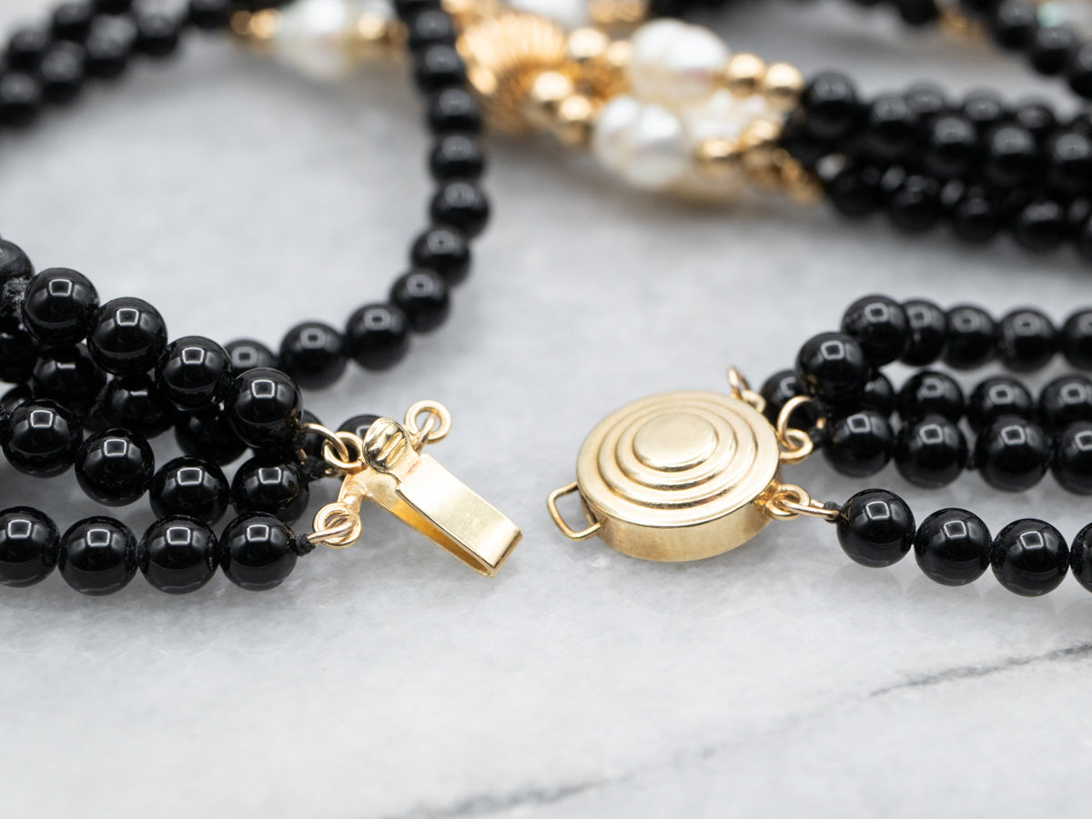 Collar de varias hebras de perlas de agua dulce y ónix negro en oro amarillo