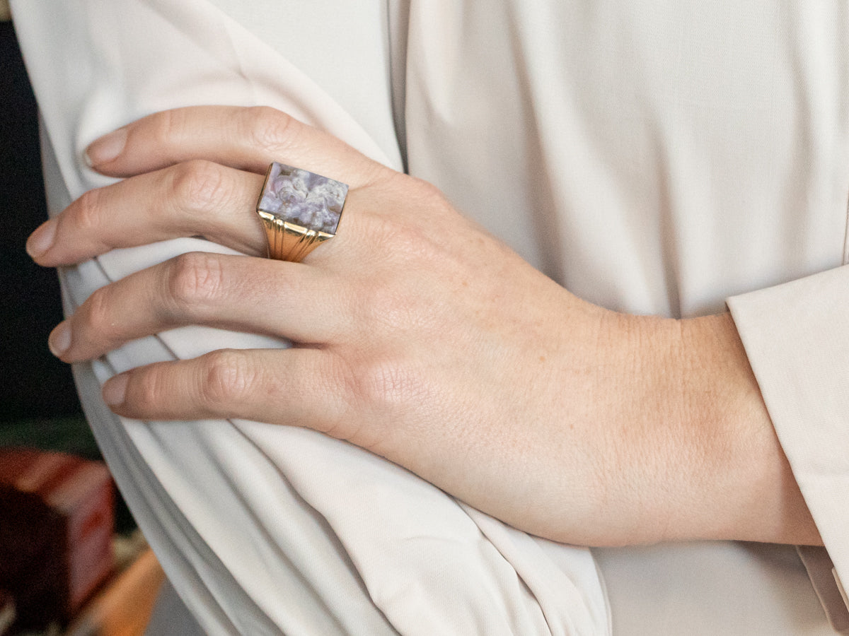 Anillo de cóctel con solitario de ágata de encaje de talla rectangular en oro amarillo