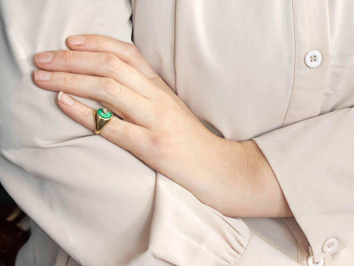 Anillo solitario de diamantes esmaltados en verde brillante