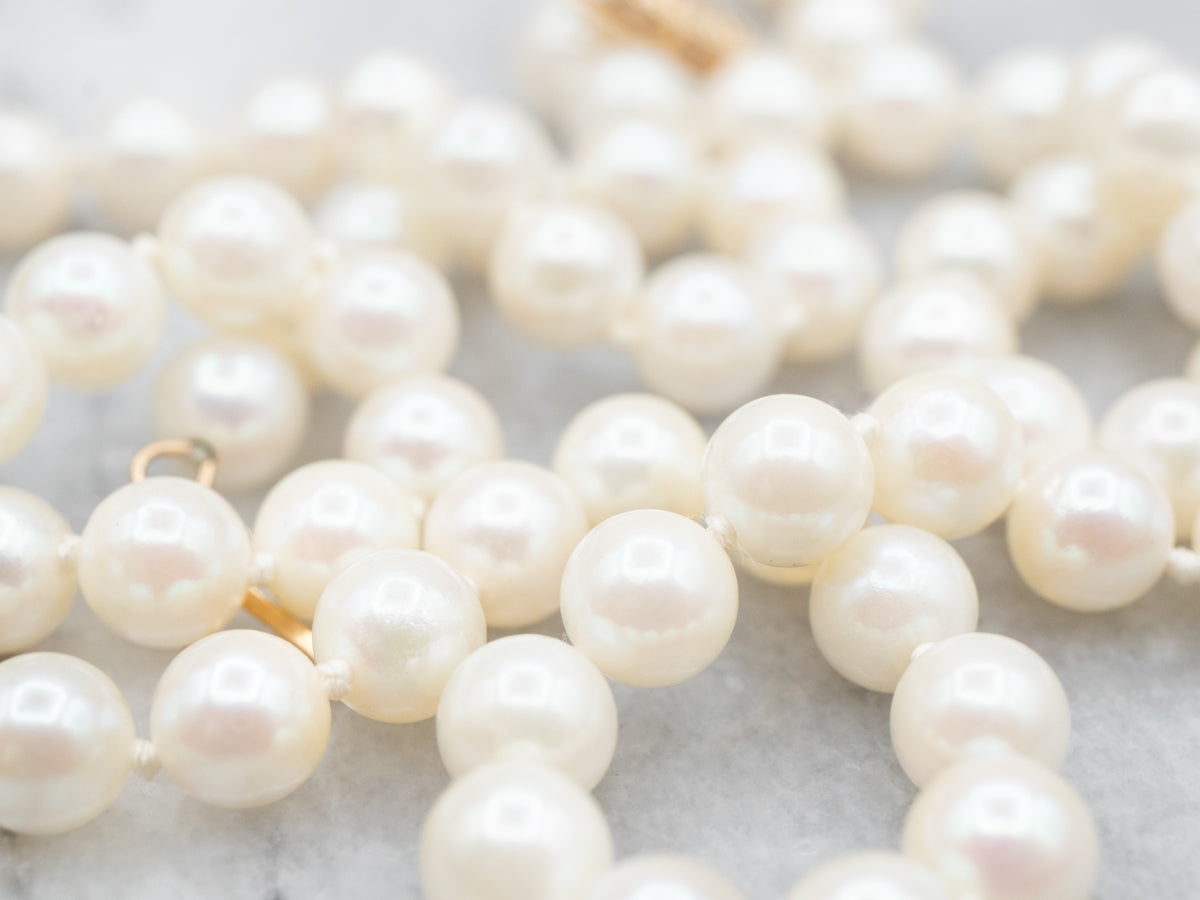 Collar con cuentas de perlas de agua salada y cierre de filigrana dorada