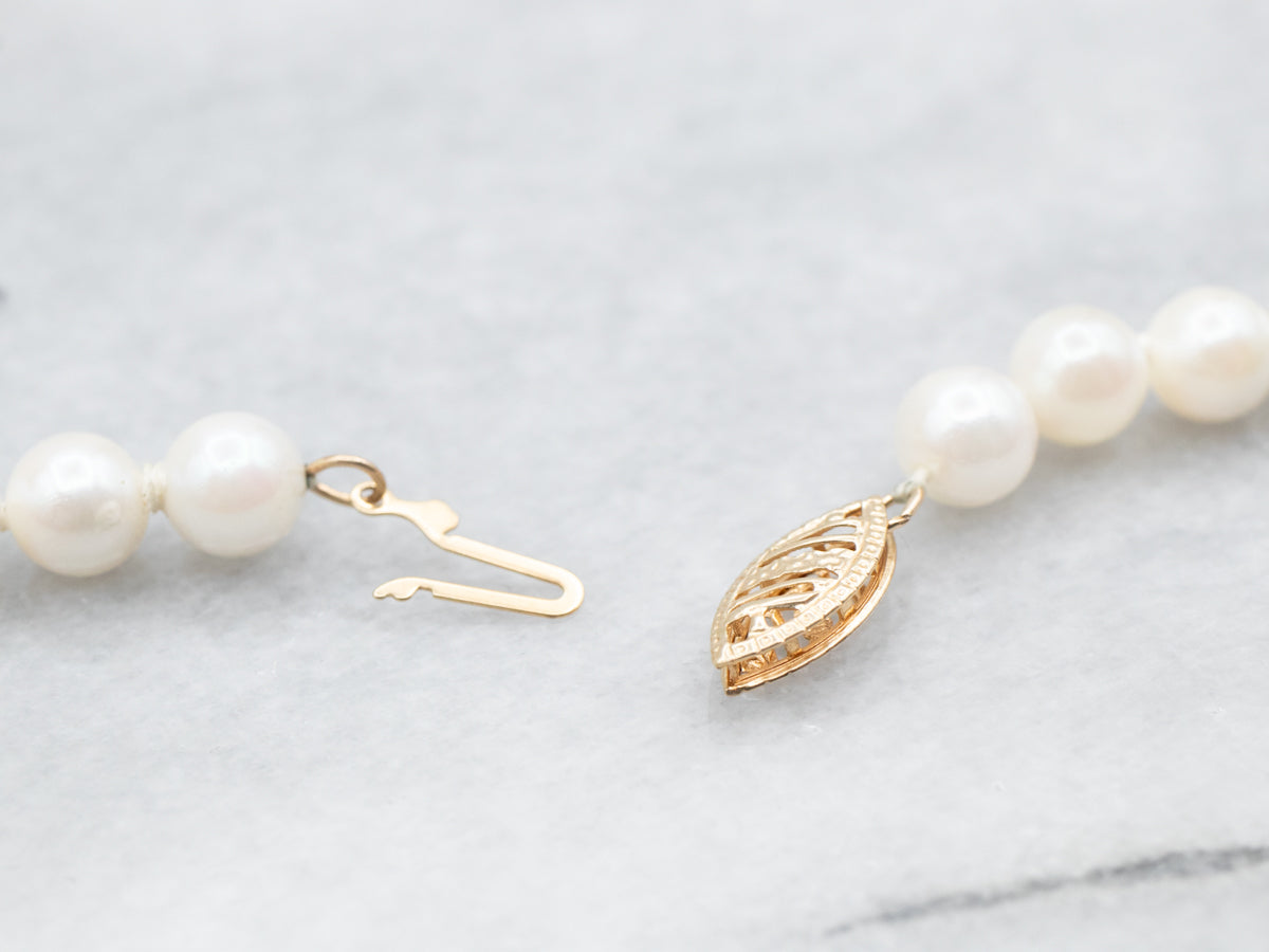 Collar con cuentas de perlas de agua salada y cierre de filigrana dorada