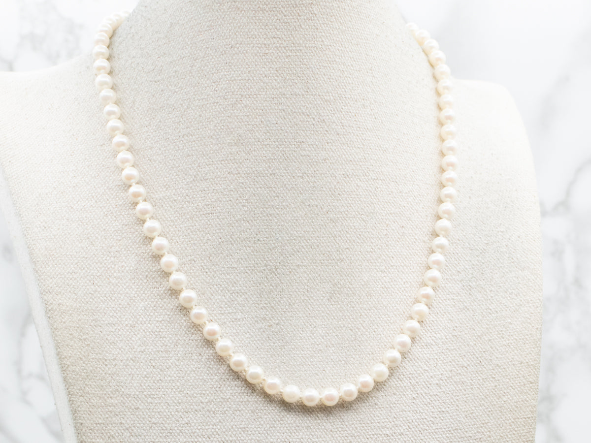 Collar con cuentas de perlas de agua salada y cierre de filigrana dorada