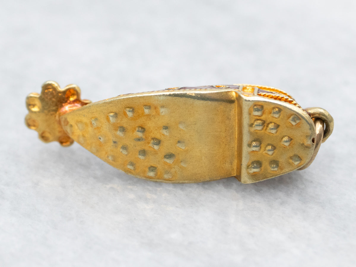 Colgante colorido con dije de zapatilla Jutti en esmalte rojo