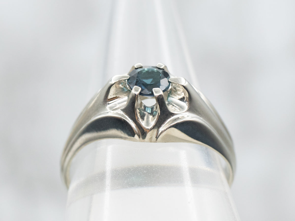 Anillo con solitario de turmalina e indicolita de talla redonda con engaste Belcher de oro blanco