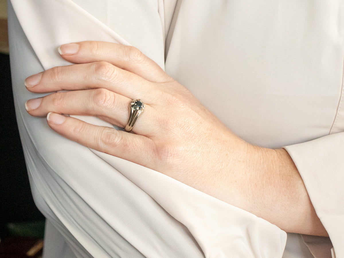 Anillo con solitario de turmalina e indicolita de talla redonda con engaste Belcher de oro blanco