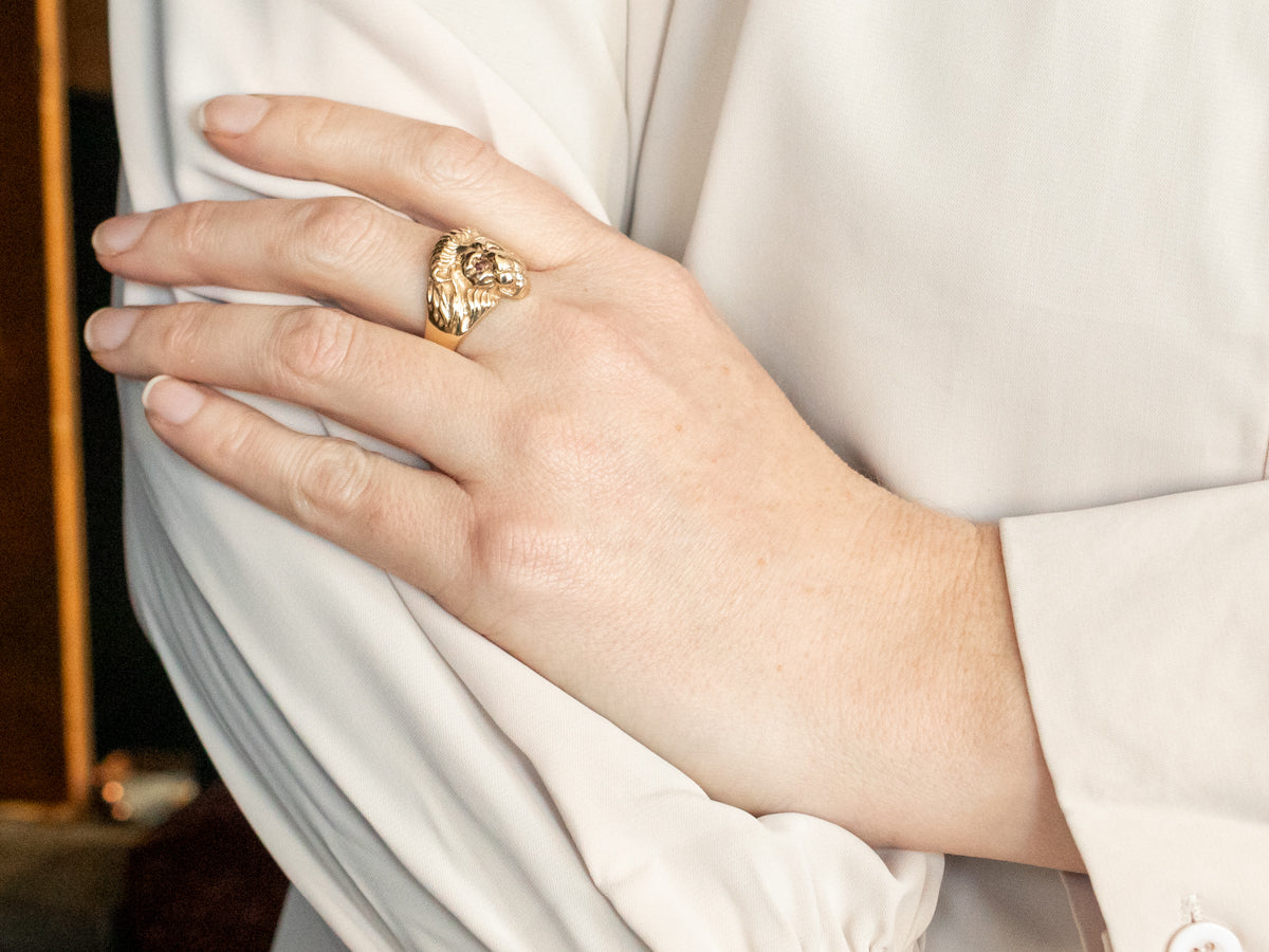 Anillo León de Oro Amarillo con Ojos de Rubí y Diamante en Boca