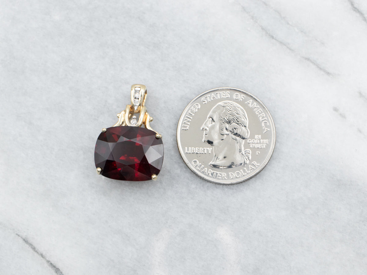Colgante de oro moderno con diamantes y granates atrevidos