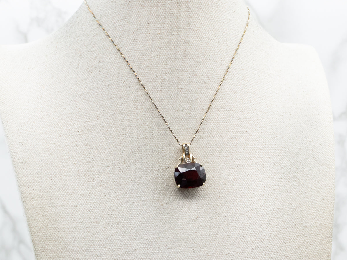 Colgante de oro moderno con diamantes y granates atrevidos