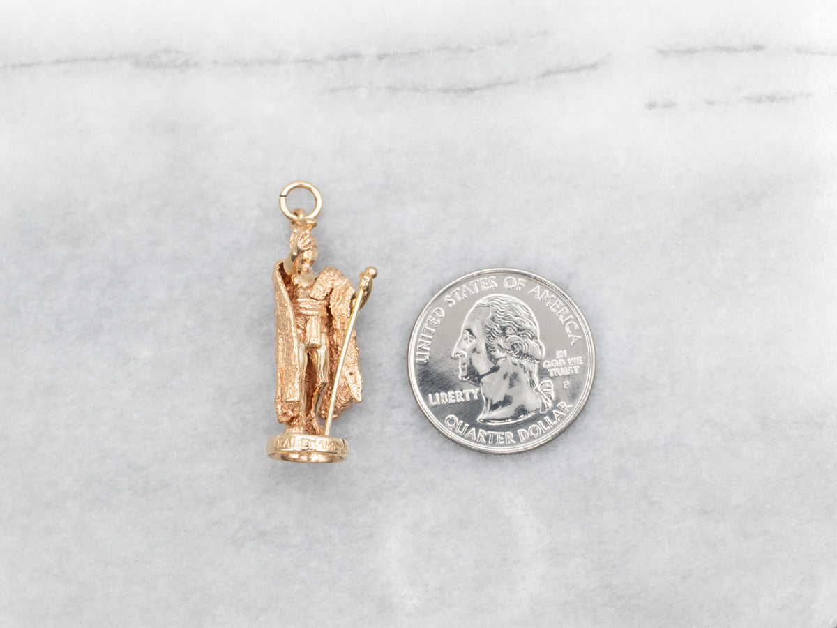 Colgante grande de oro con estatua del rey Kamehameha de Hawaii