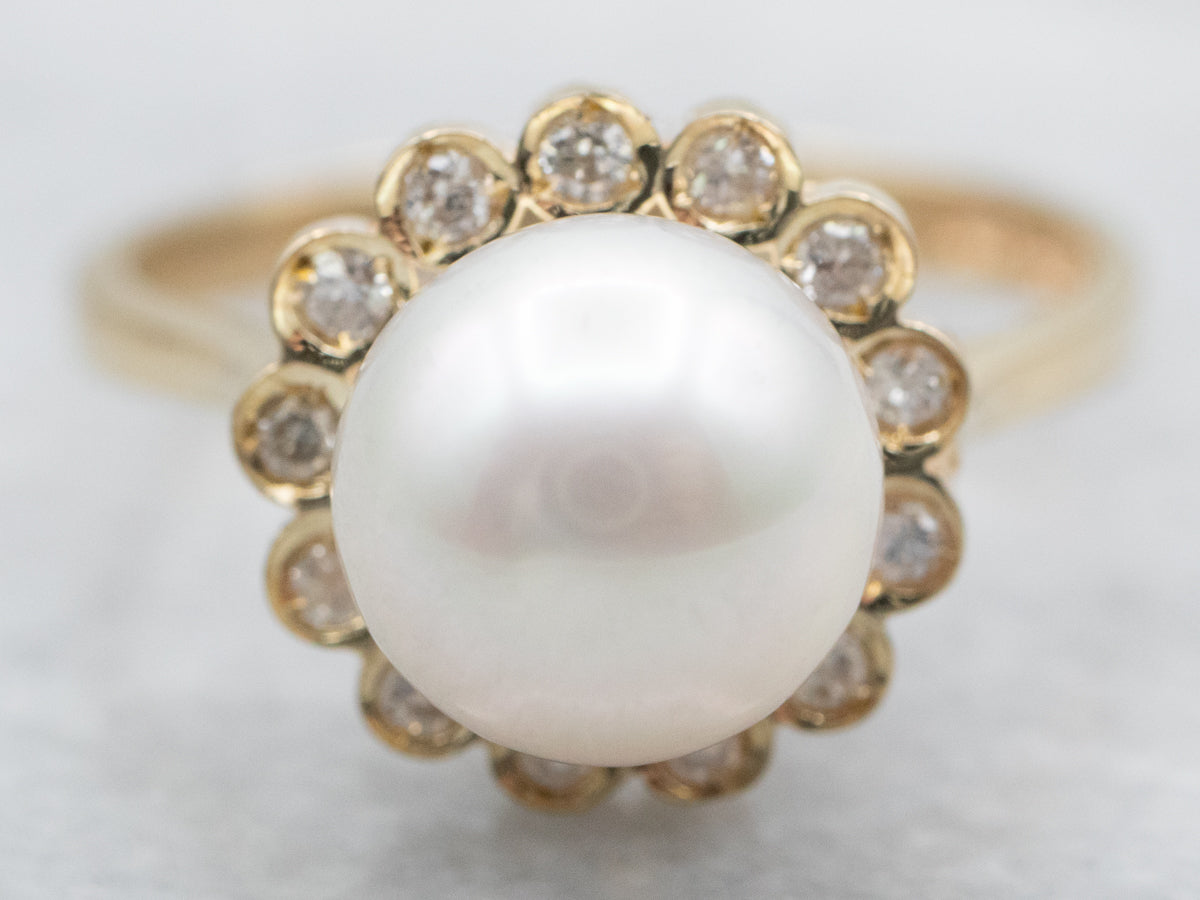 Anillo de perlas de agua salada con halo de diamantes