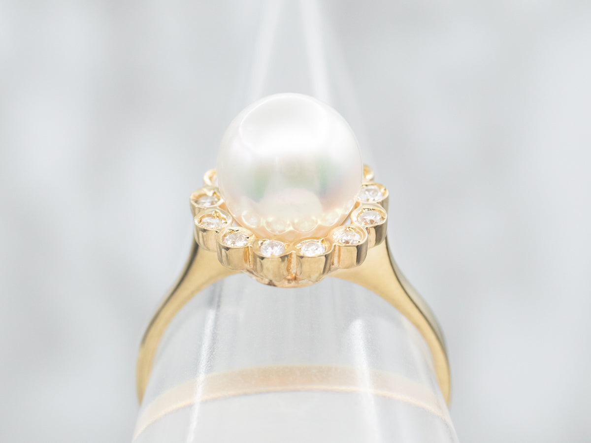 Anillo de perlas de agua salada con halo de diamantes