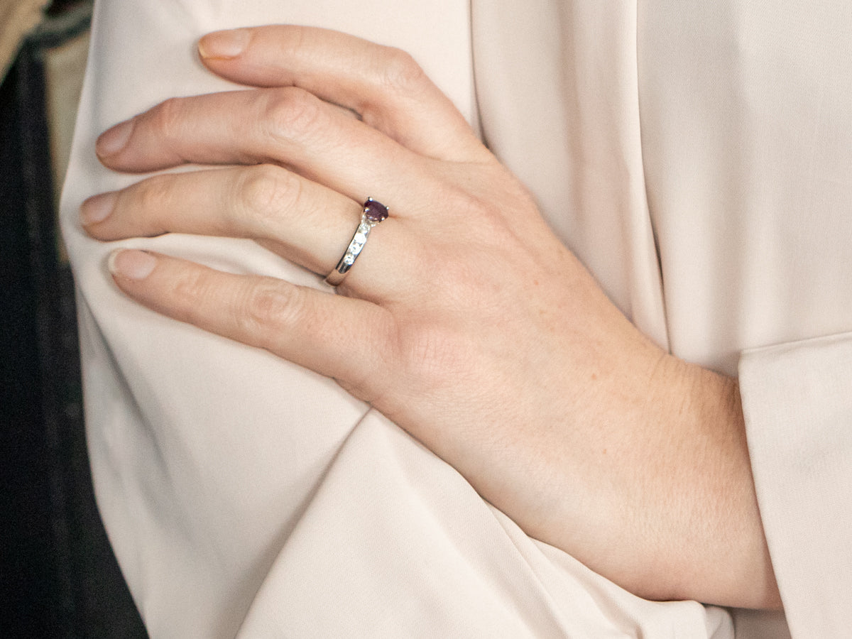 Anillo de platino, rubí y diamantes