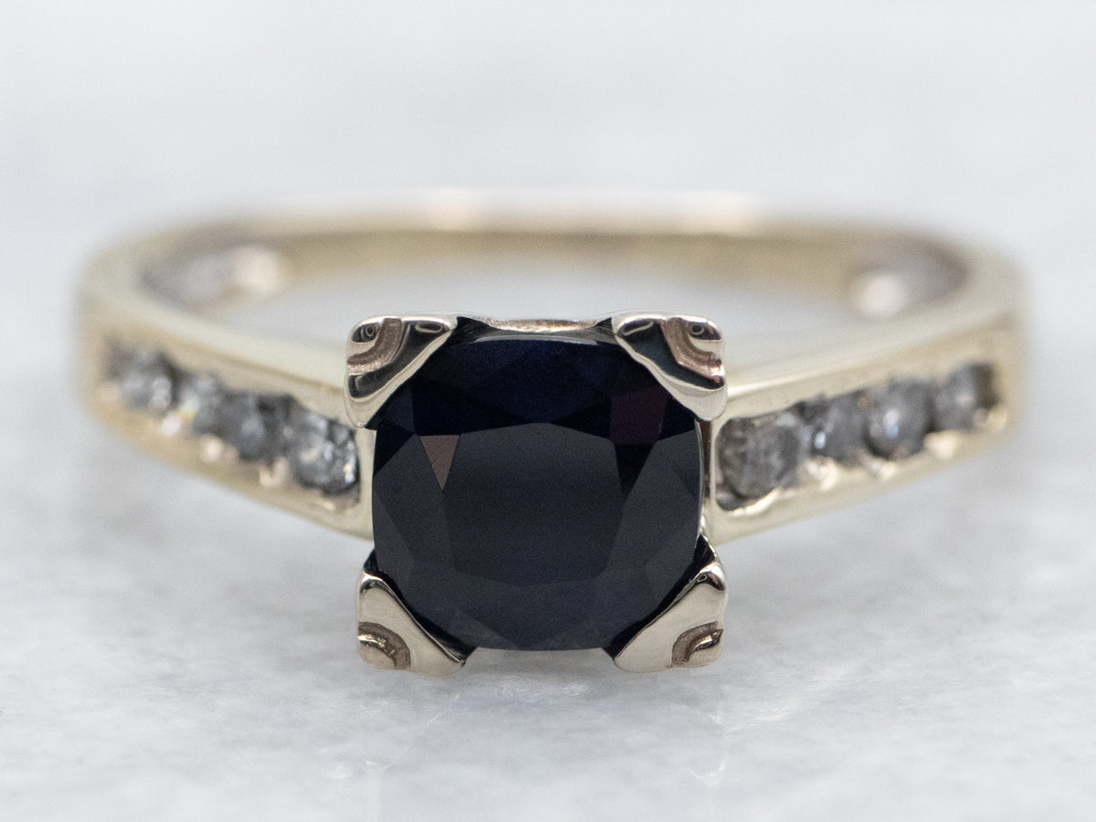 Anillo de compromiso con zafiro y diamantes