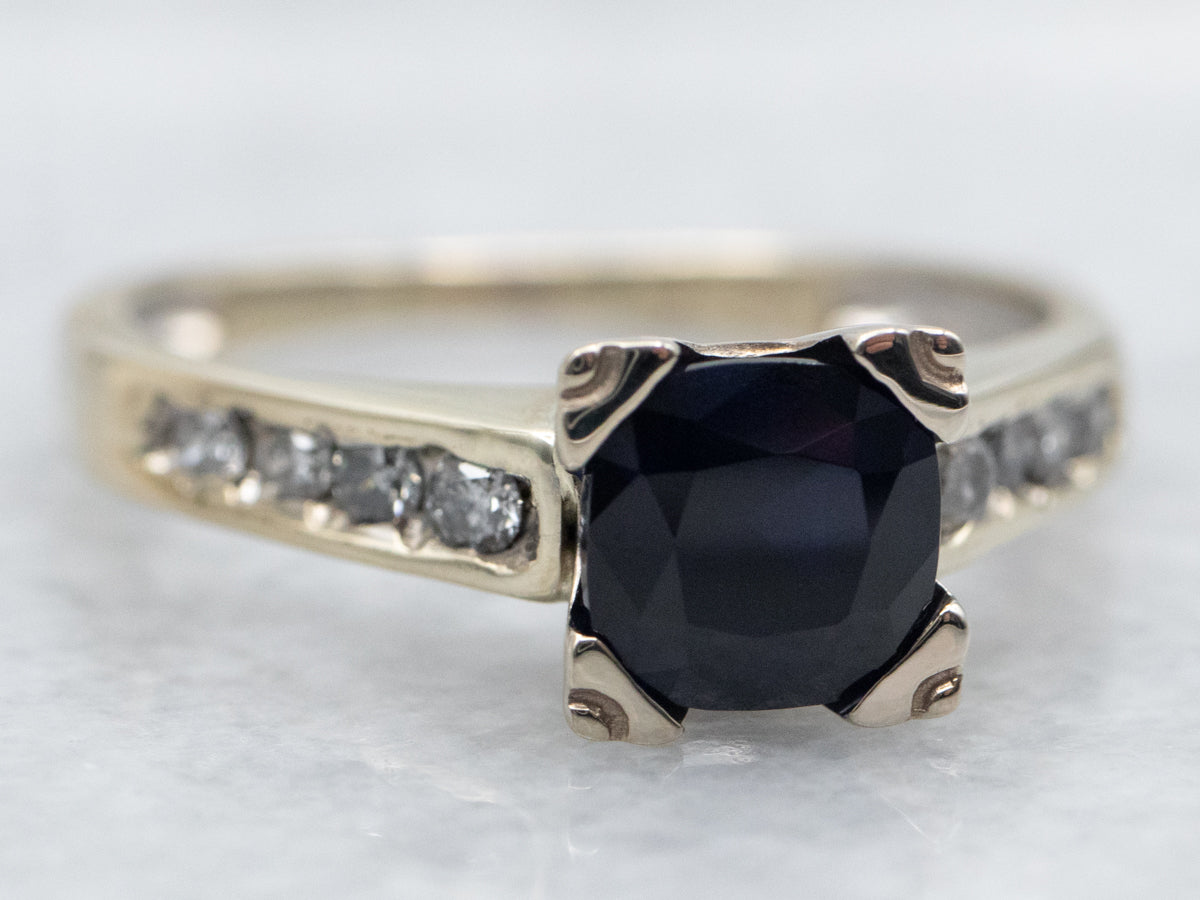 Anillo de compromiso con zafiro y diamantes