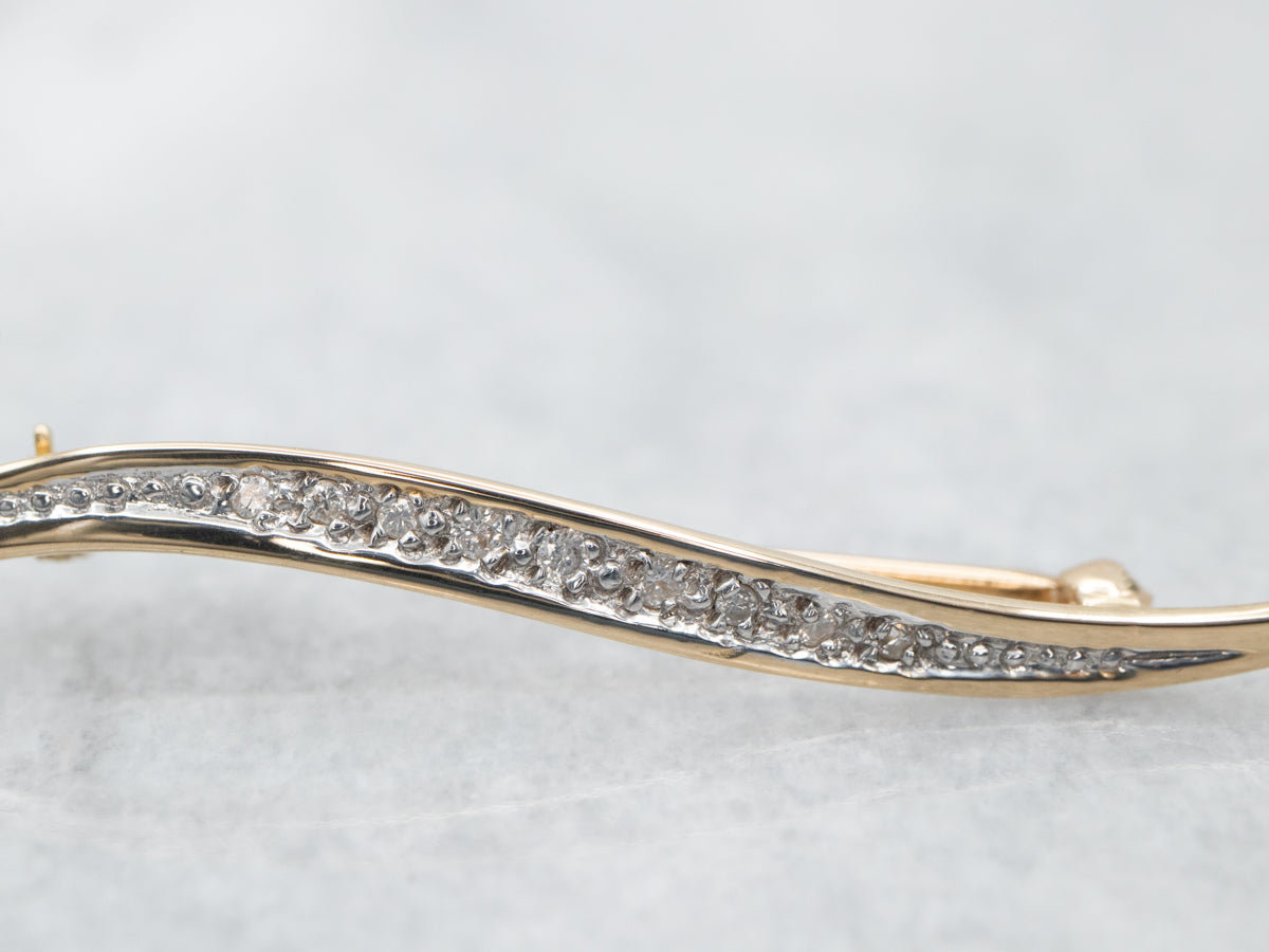 Broche en forma de remolino de diamantes en oro amarillo