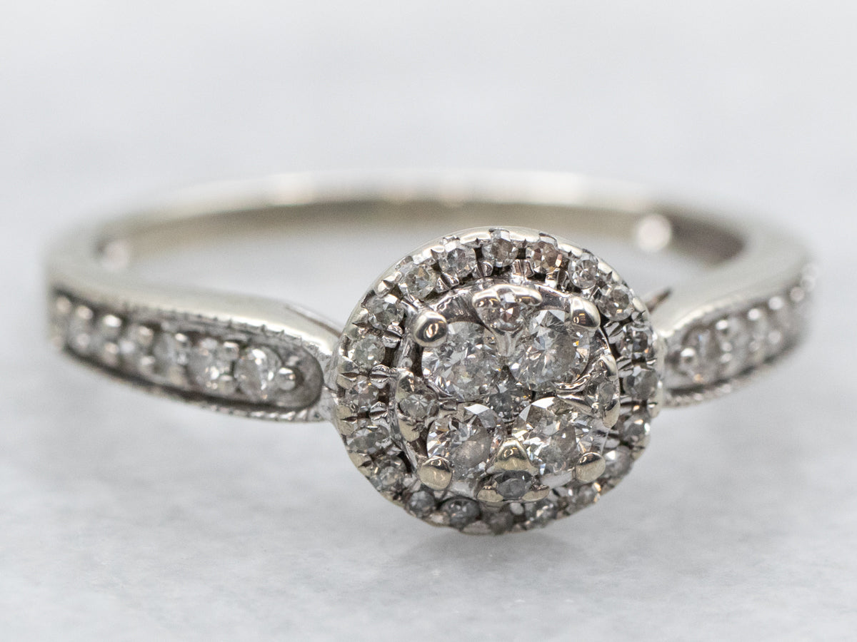 Anillo de compromiso moderno en racimo de diamantes con halo de diamantes