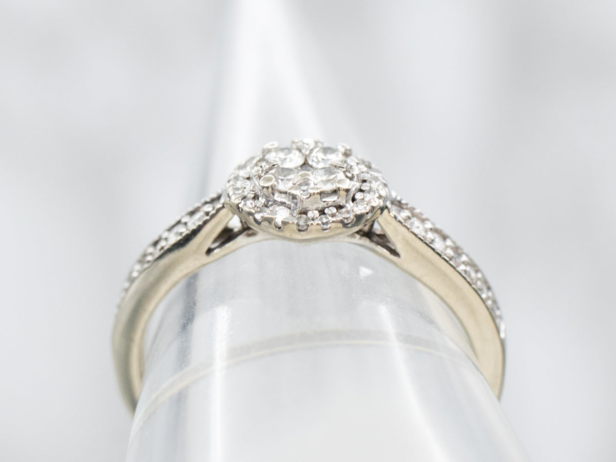 Anillo de compromiso moderno en racimo de diamantes con halo de diamantes