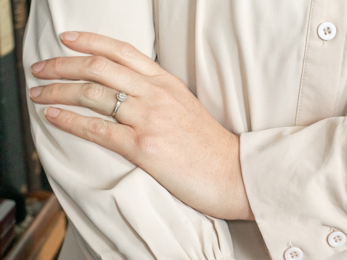 Anillo de compromiso moderno en racimo de diamantes con halo de diamantes