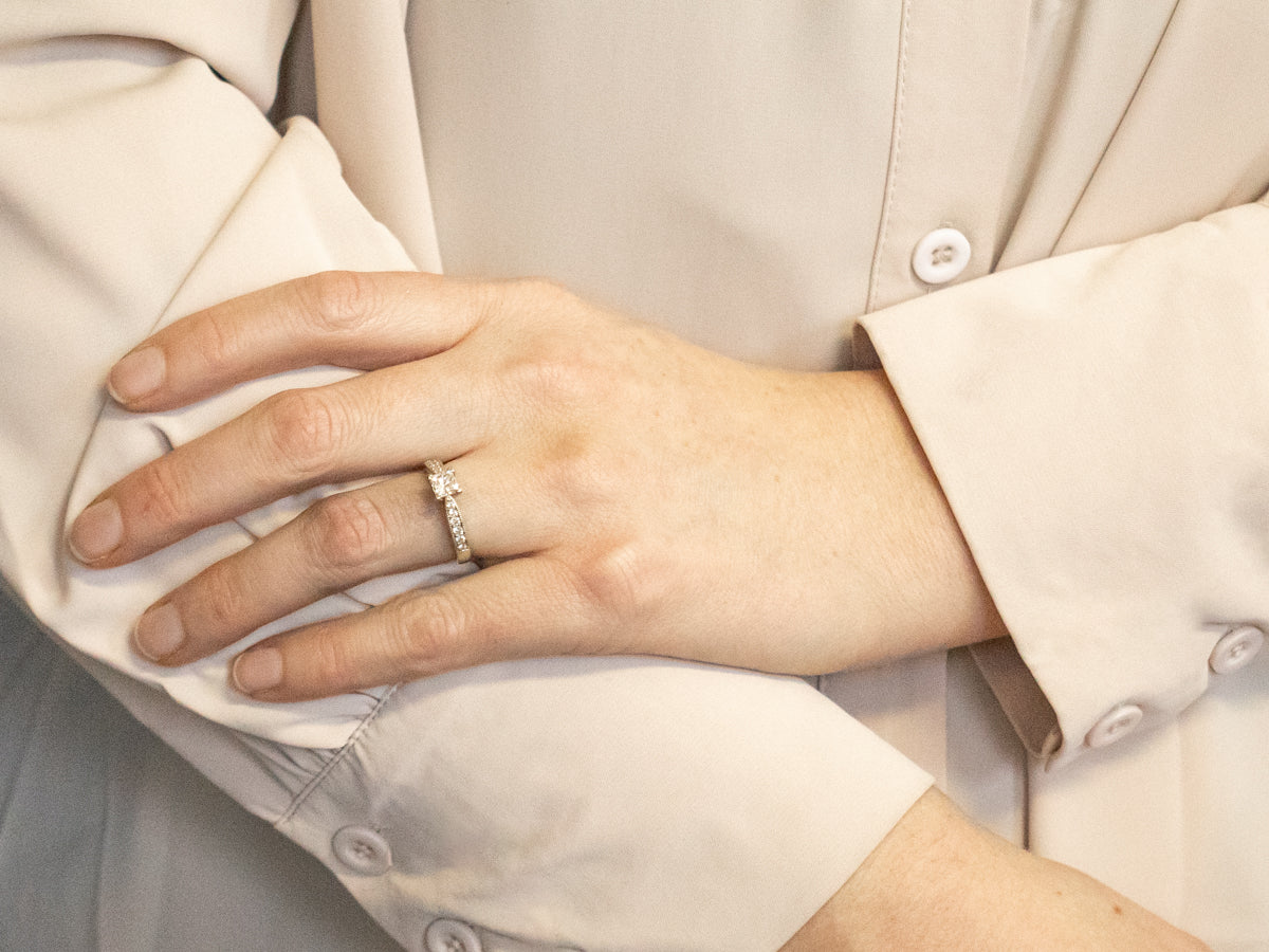 Anillo de compromiso moderno de diamantes de talla princesa con hombros de diamantes