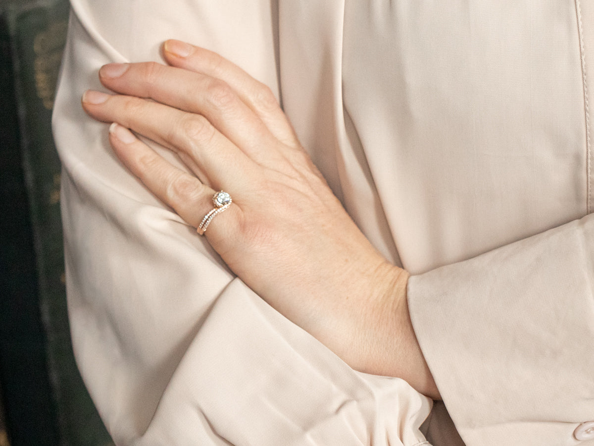 Anillo de compromiso moderno de diamantes con certificación GIA en oro rosa