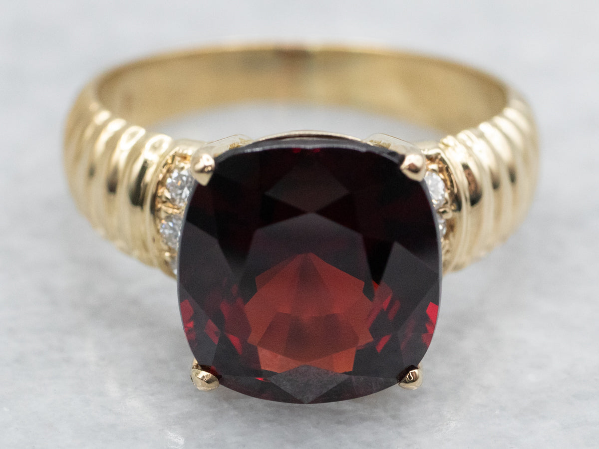 Anillo de granate y anillo de diamantes