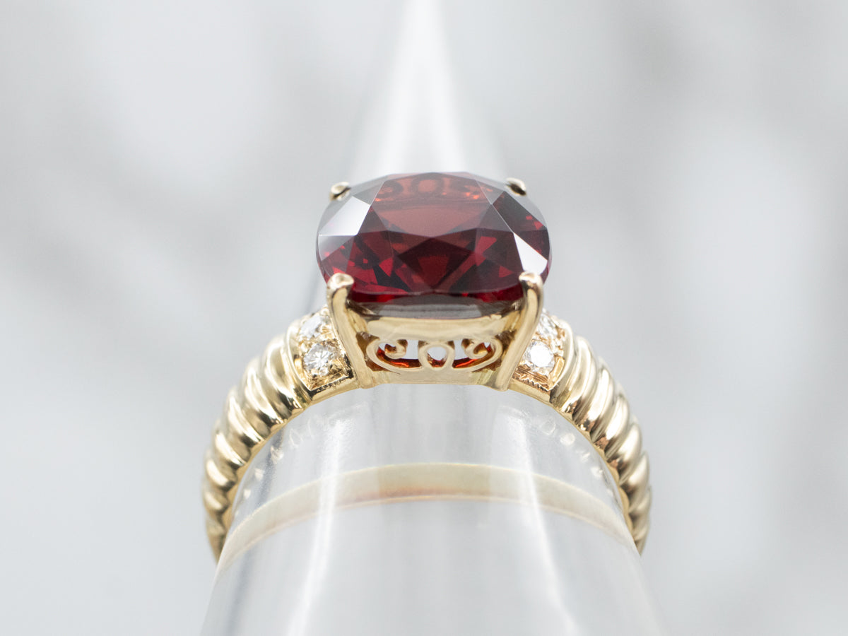 Anillo de granate y anillo de diamantes