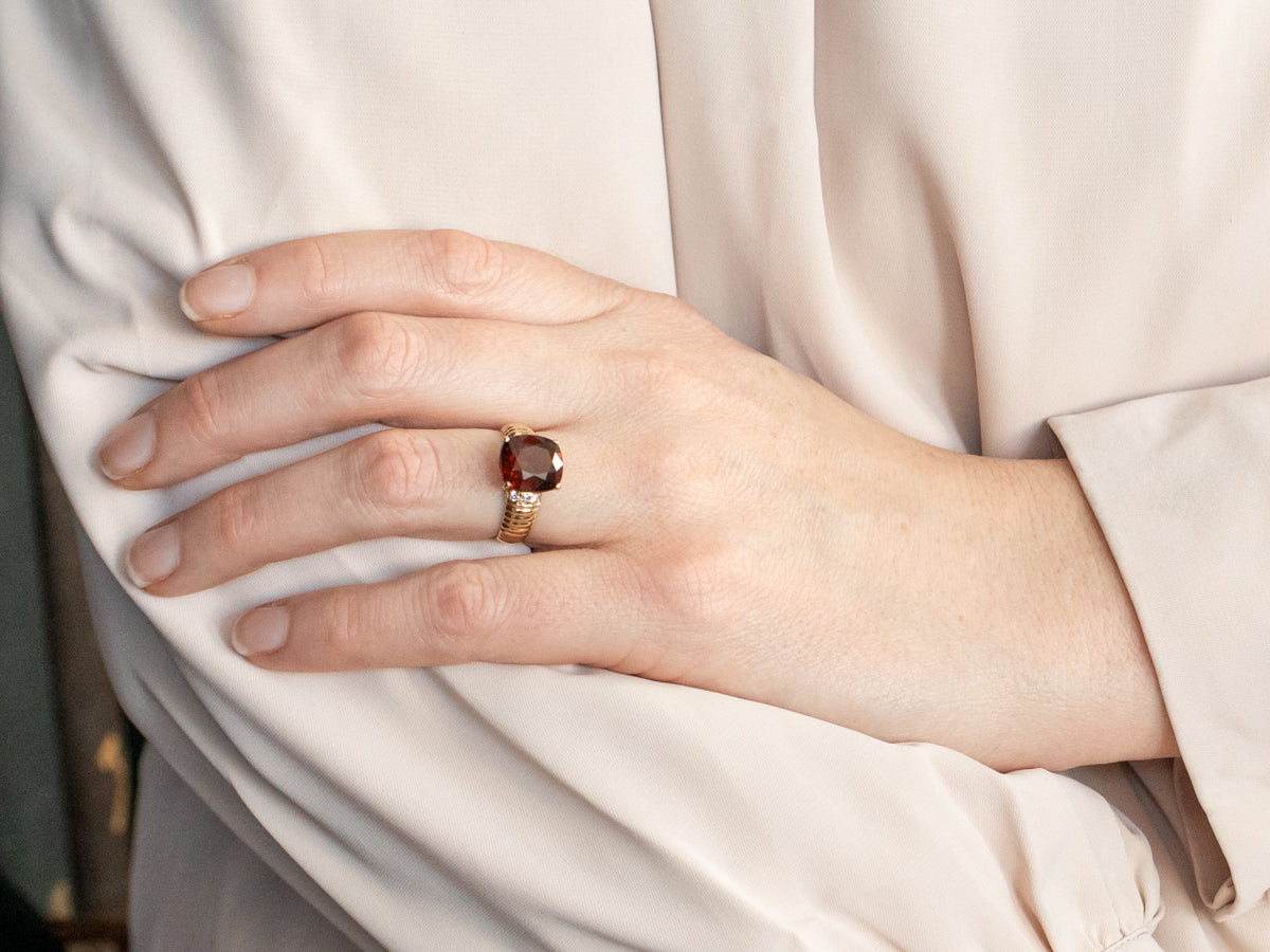 Anillo de granate y anillo de diamantes