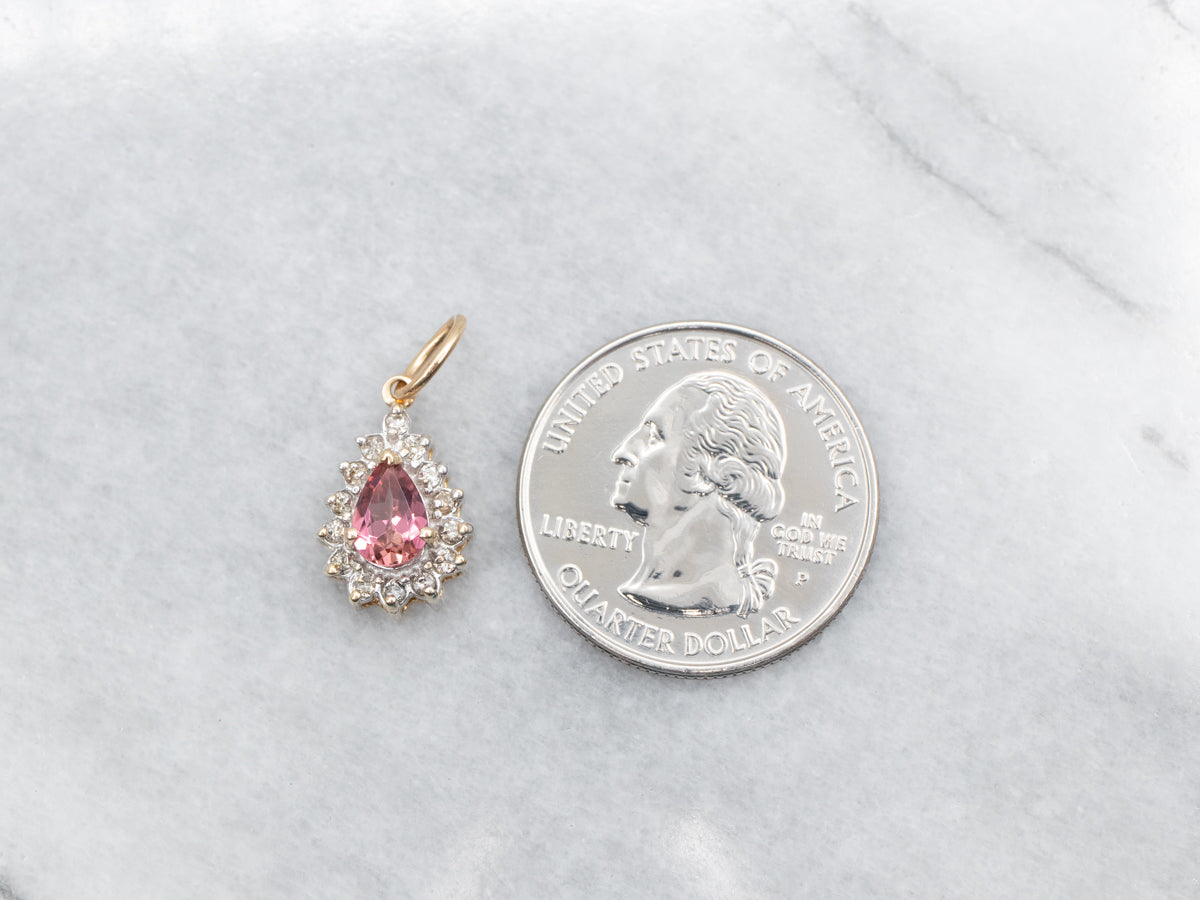 Colgante de turmalina rosa de talla pera en oro amarillo y blanco de dos tonos con halo de diamantes