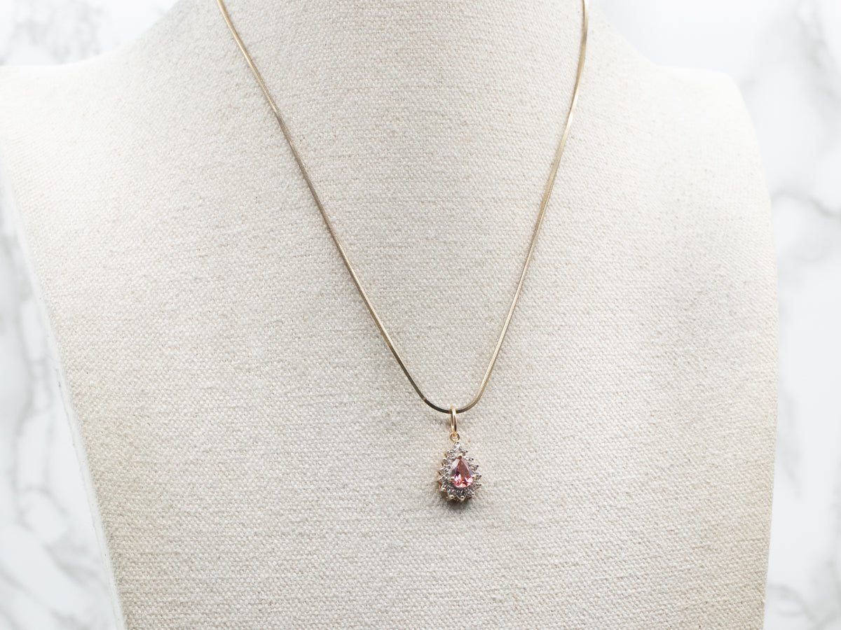 Colgante de turmalina rosa de talla pera en oro amarillo y blanco de dos tonos con halo de diamantes