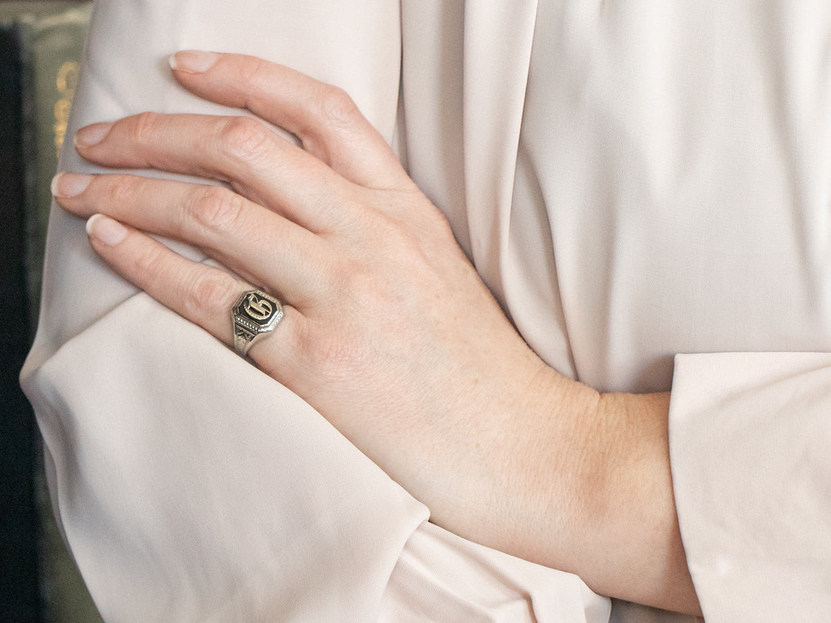 Anillo de sello con ónix negro antiguo "C" en inglés antiguo