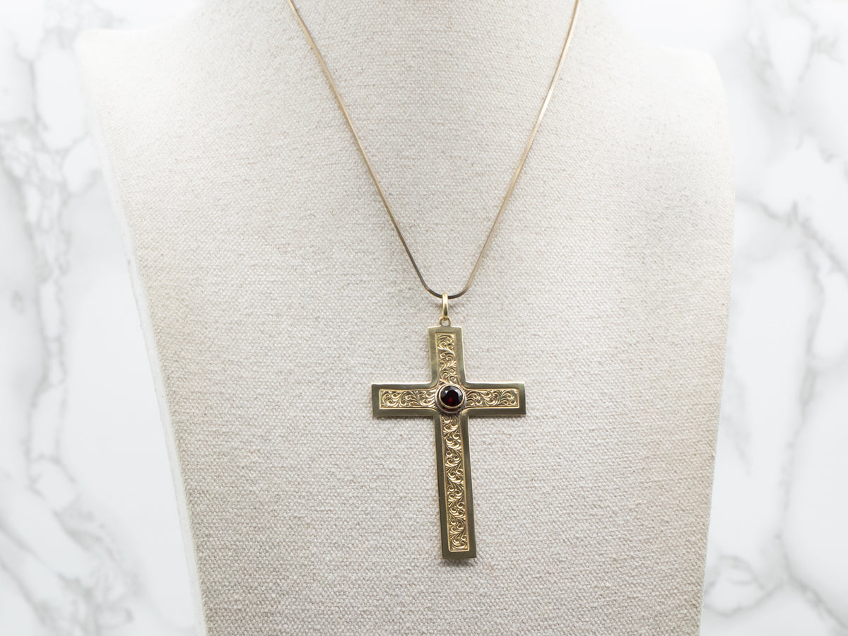 Cruz llamativa adornada de oro y granate