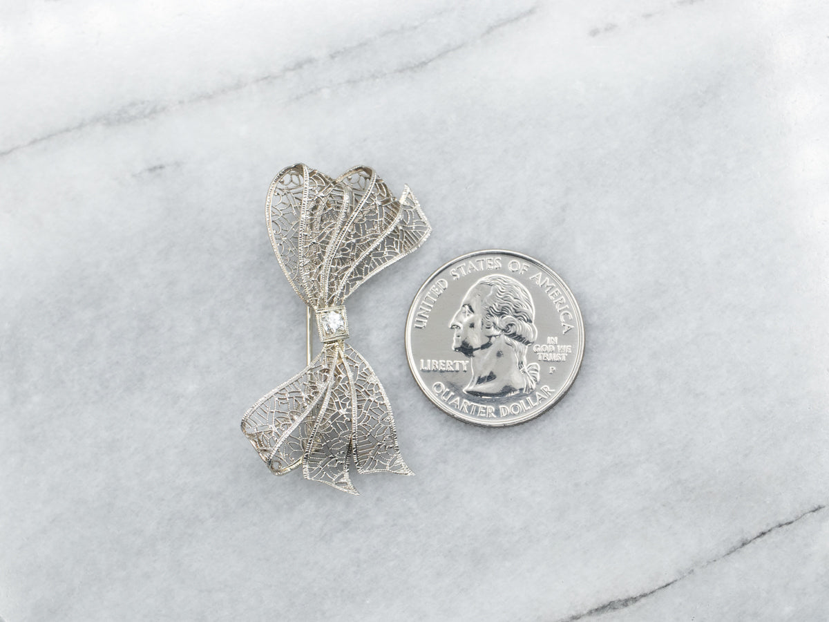 Broche con lazo de filigrana de diamantes de talla europea