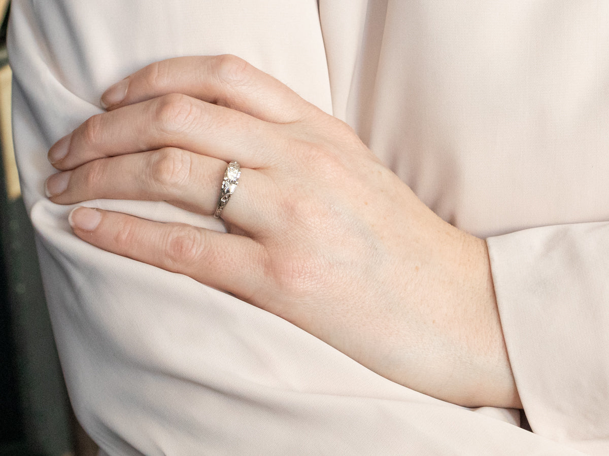 Anillo de compromiso con solitario de diamantes estilo Art Déco tardío