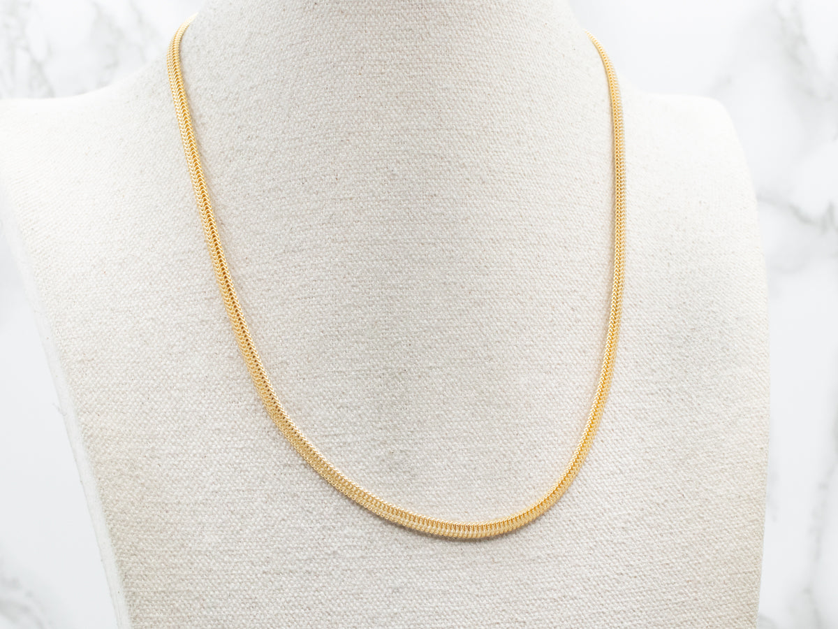 Collar de cadena ancha tejida en oro