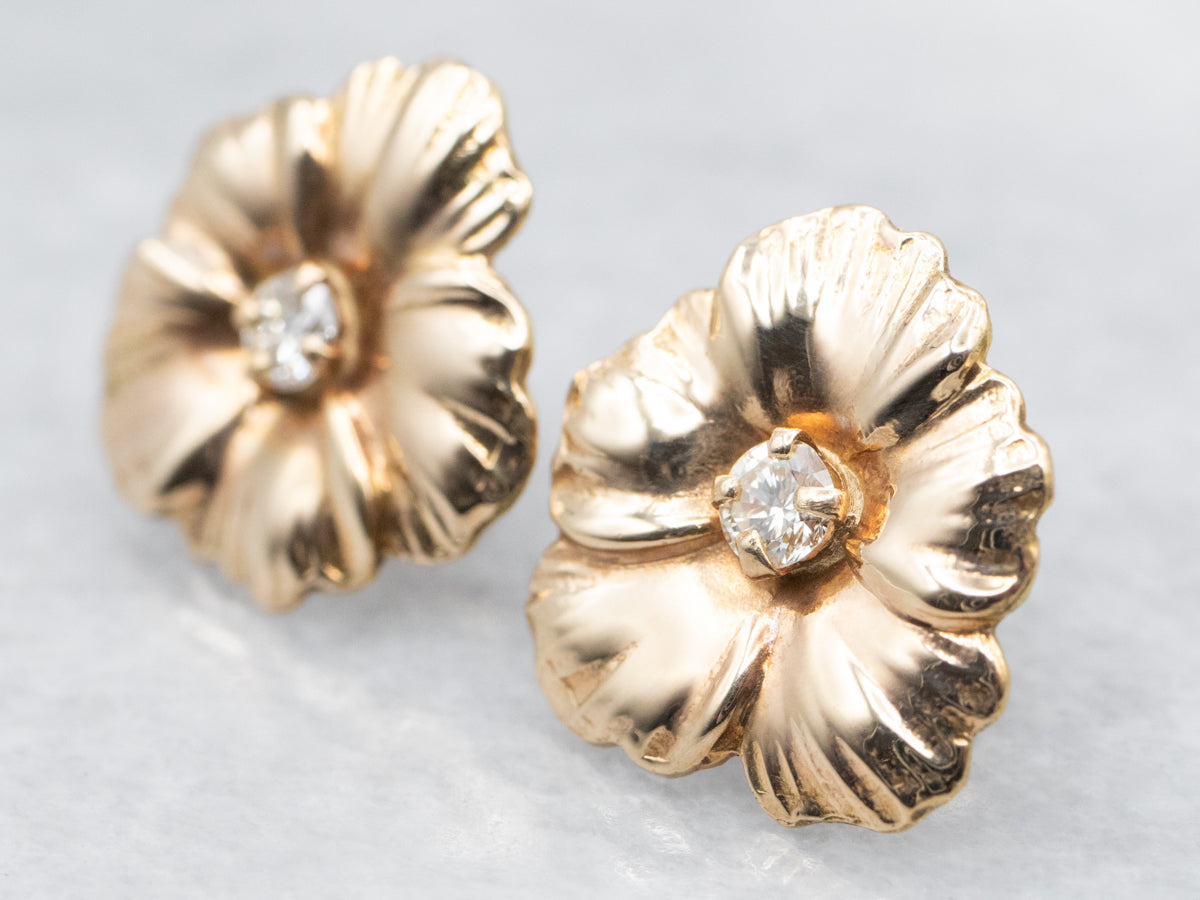 Aretes de flores de oro amarillo con detalles de diamantes