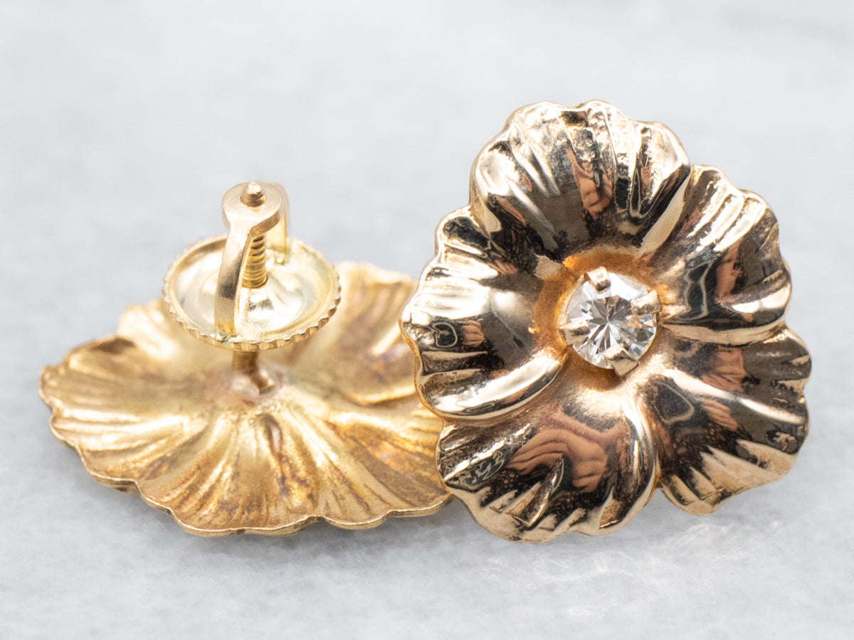 Aretes de flores de oro amarillo con detalles de diamantes