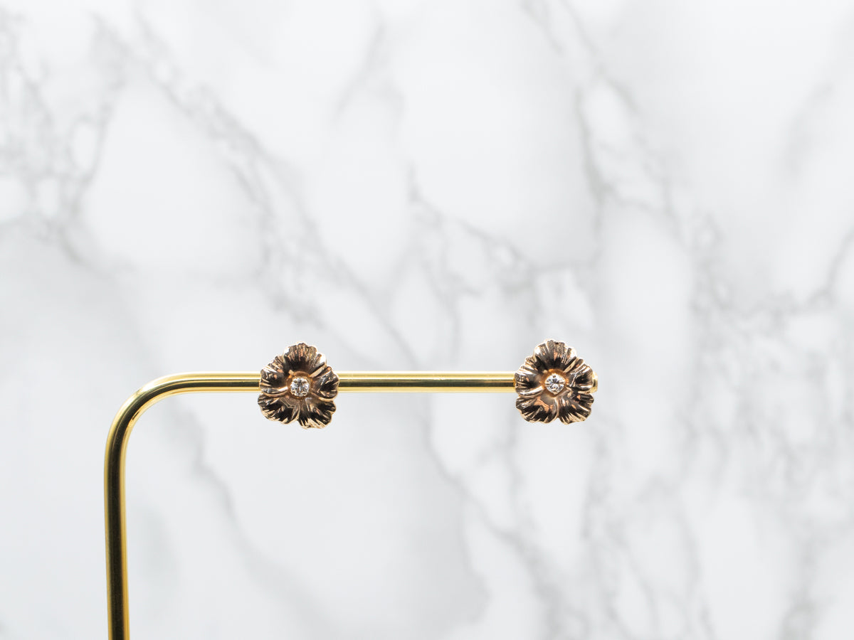 Aretes de flores de oro amarillo con detalles de diamantes