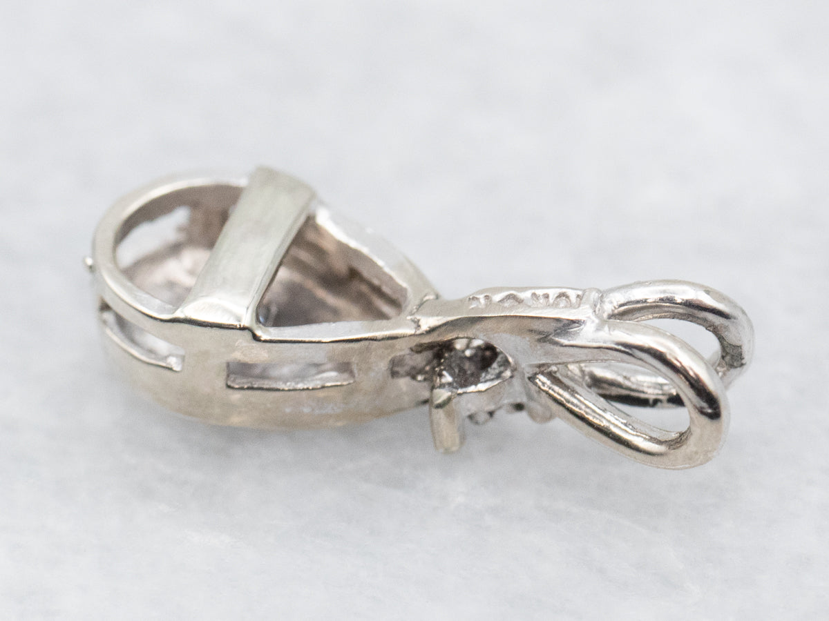 Colgante en forma de lágrima de diamantes en oro blanco con detalles de diamantes
