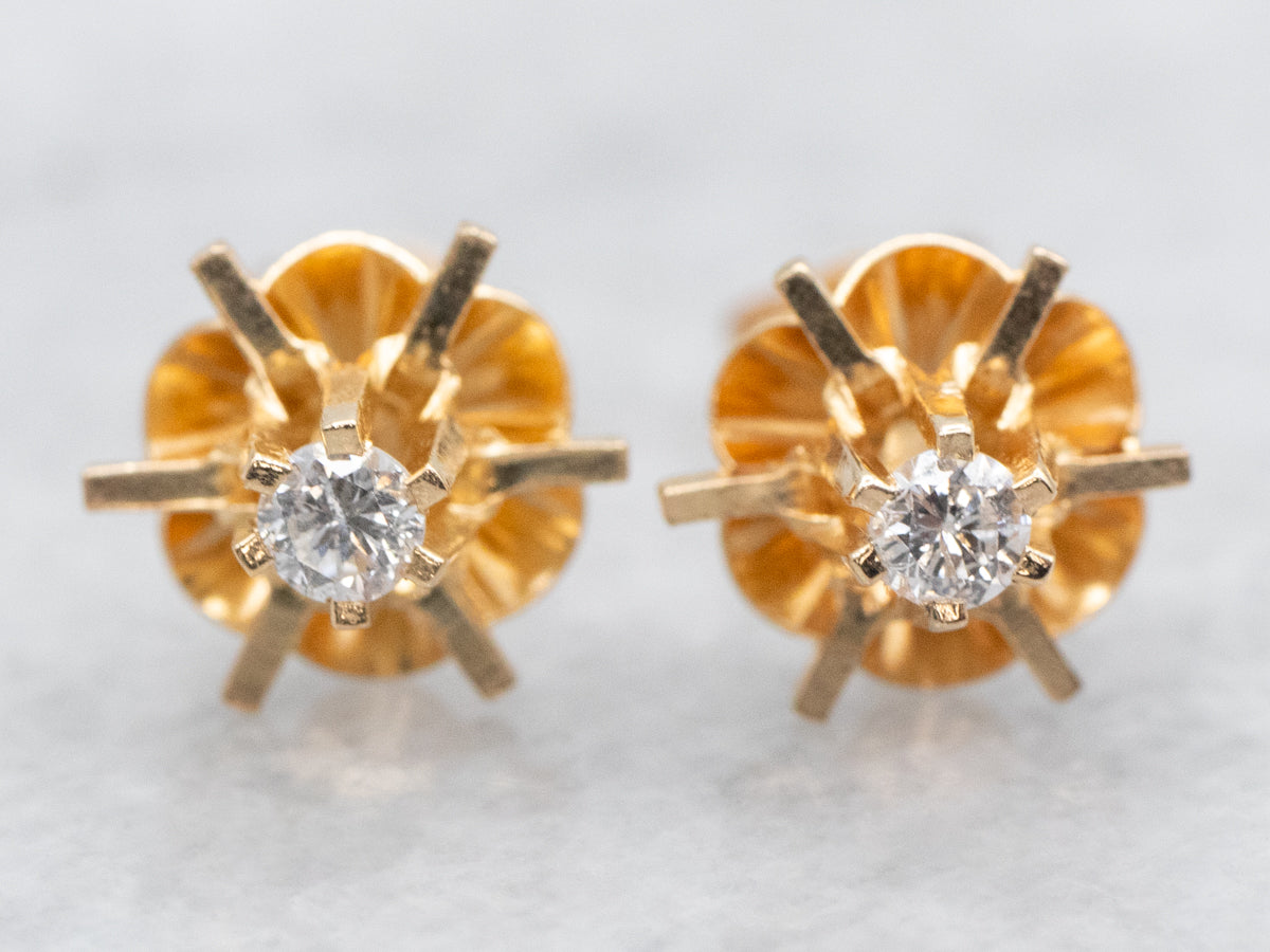 Pendientes de botón de oro amarillo con diamantes y botón de oro