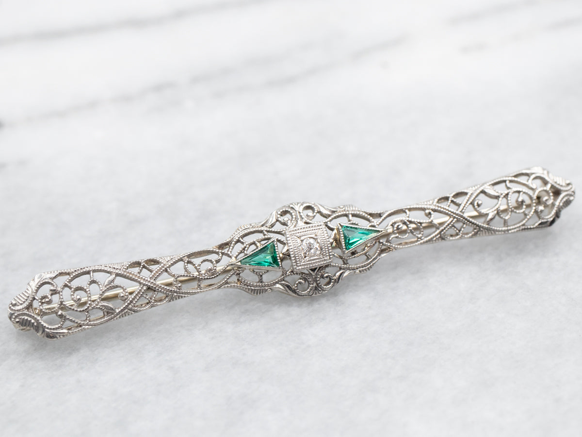 Broche de filigrana de cristal verde y diamantes en oro blanco