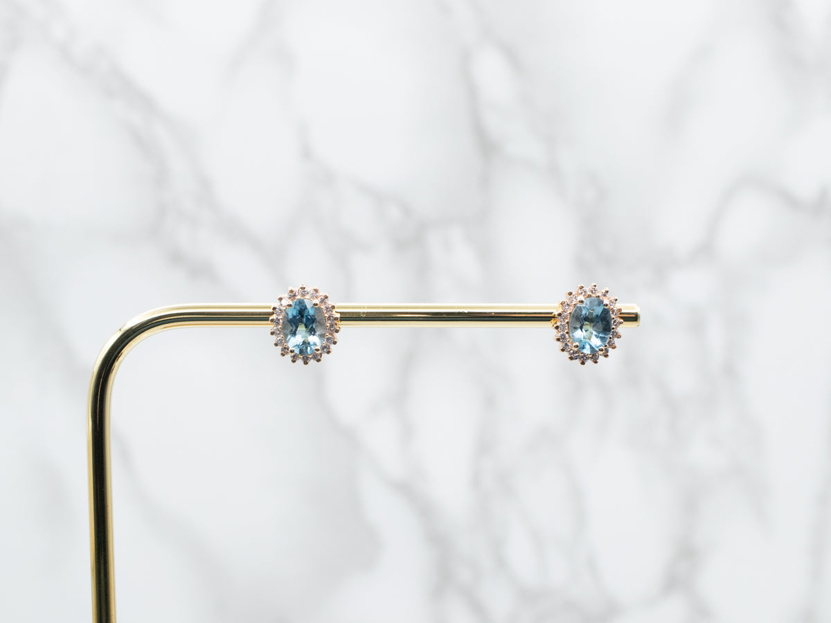 Aretes de topacio azul con halo de diamantes