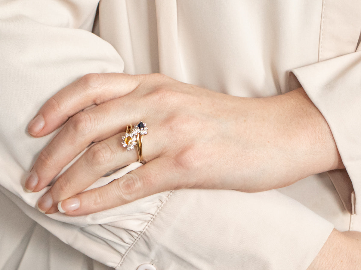 Anillo Bypass de zafiro azul y amarillo con halos de diamantes