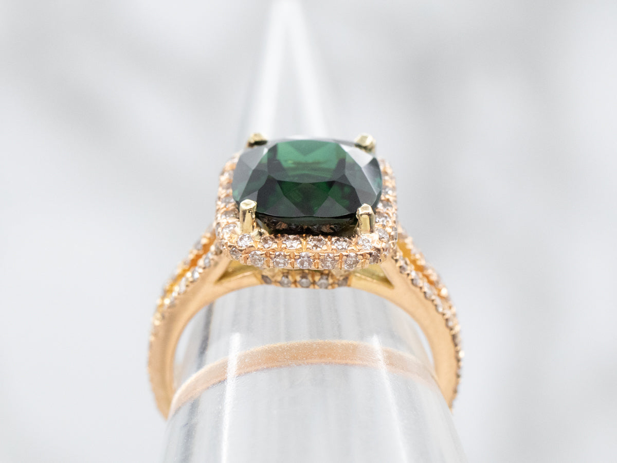 Anillo con turmalina verde y halo de diamantes