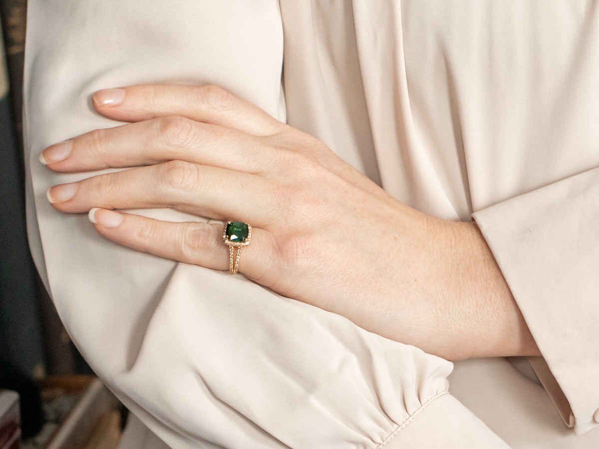 Anillo con turmalina verde y halo de diamantes