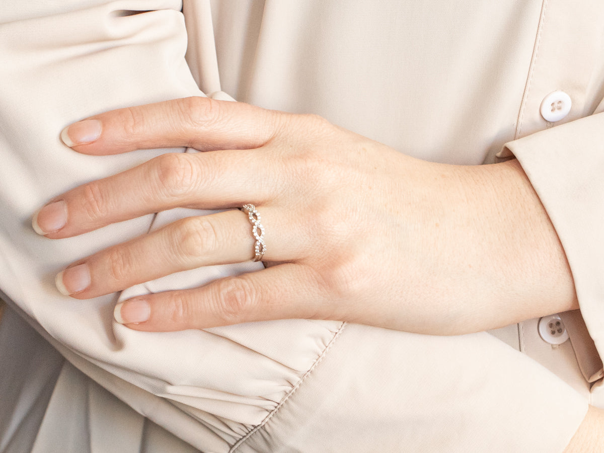 Twisting Gold Diamod Band