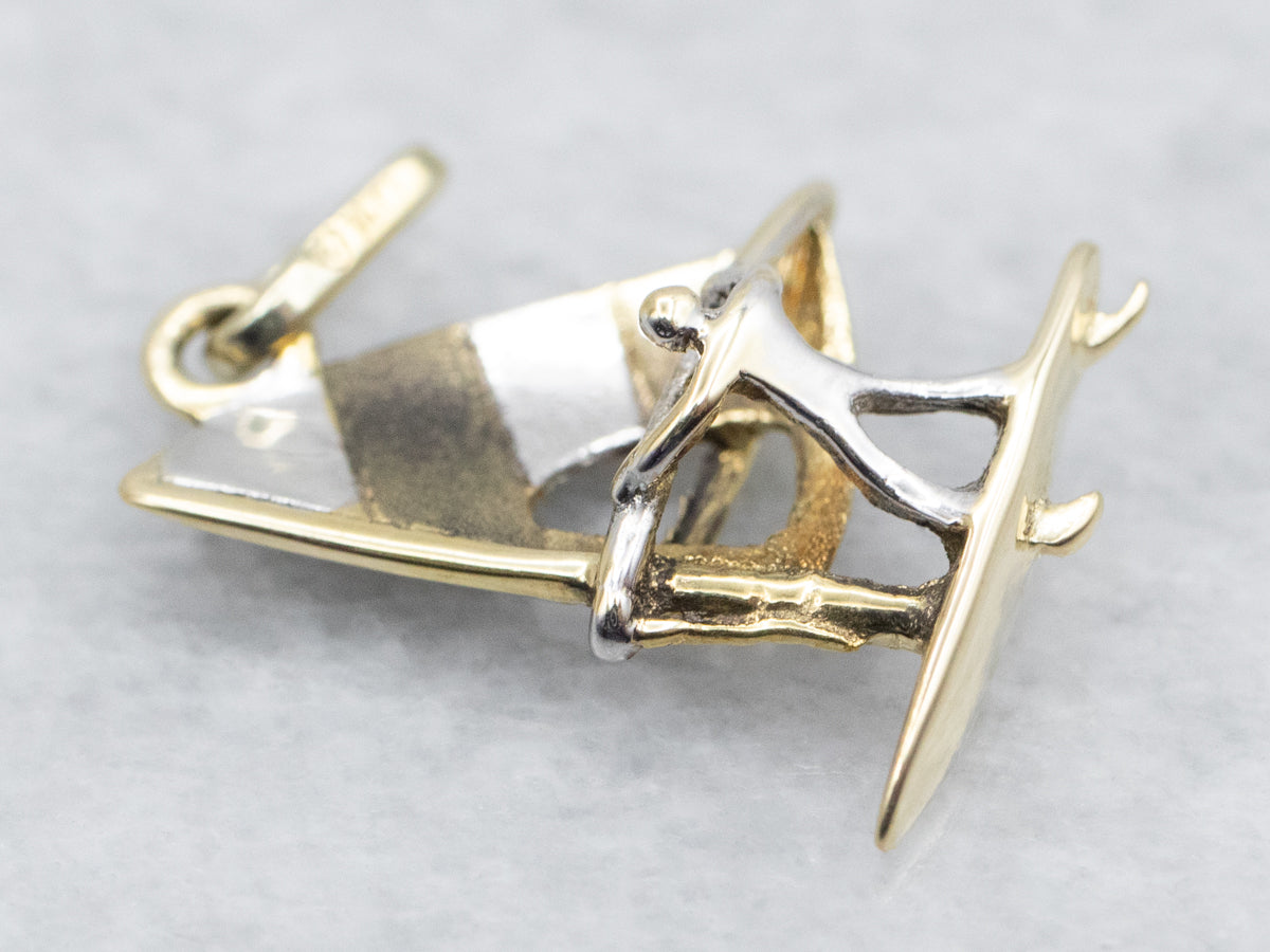 Charm de windsurfista en dos tonos dorados