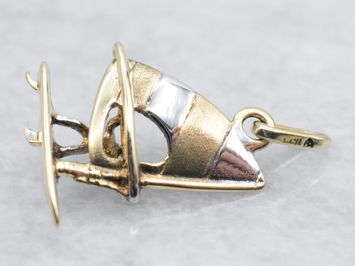 Charm de windsurfista en dos tonos dorados